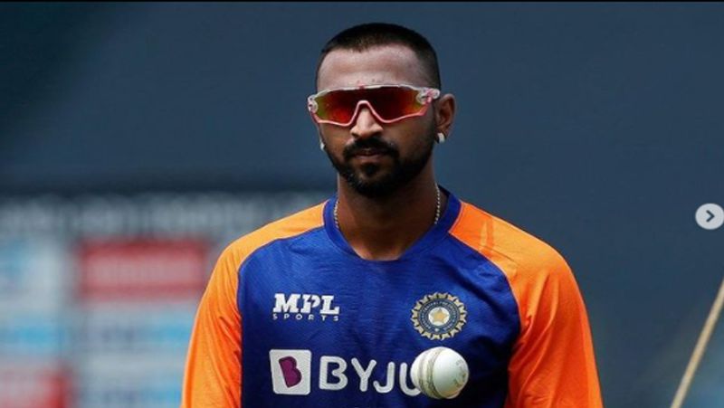 क्रुणाल पंड्या ने हाल ही में बड़ौदा के लिए विजय हजारे ट्रॉफी में सबसे ज्यादा रन बनाए, उन्होंने 5 मैच में 388 रन अपने नाम किए। साथ ही पांच विकेट भी चटकाए। इसके साथ ही क्रुणाल ने अब तक 18 टी20 इंटरनेशनल मैच खेले, जिसमें 121 रन बनाए और 14 विकेट चटकाए हैं।