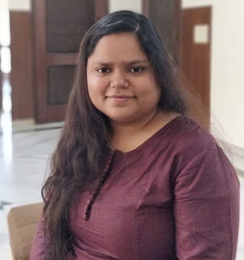 ऋचा ने बेशक UPSC की परीक्षा में हिंदी माध्यम को चुना परन्तु उन्होंने अपनी B.Tech की डिग्री जयपुर के VIT कॉलेज से इंग्लिश मीडियम से पास की है। 