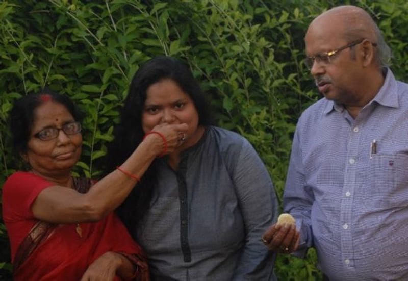 नोएडा रह कर की UPSC की तैयारी
ऋचा बताती हैं की उन्होंने UPSC की तैयारी के शुरुआती दो साल कोलकाता में रह कर की। उस समय वह कोलकाता के एक मीडिया हाउस में जॉब करती थीं और उसके साथ साथ ही तैयारी भी कर रहीं थी। हालांकि वह पढ़ने के लिए पर्याप्त समय नहीं निकाल पाती थीं इसीलिए वह अपने पहले दो UPSC एटेम्पट में प्रीलिम्स परीक्षा भी पास नहीं कर पाई थीं। इसीलिए उन्होंने जॉब छोड़ कर नॉएडा में अपने भाई के घर रह कर तैयारी करने का फैसला किया। 