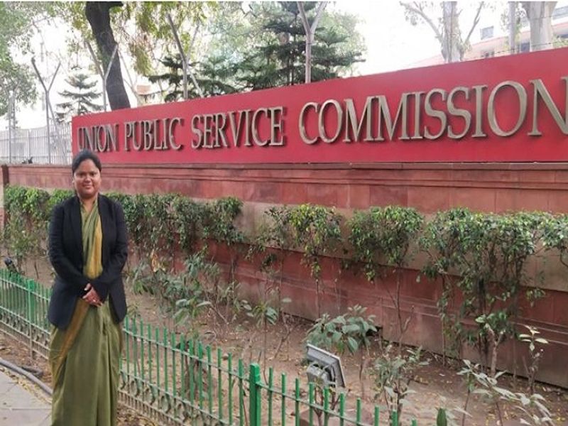 ऋचा मूल रूप से बिहार के सीवान जिले की रहने वाली हैं। उन्होंने अपनी 10वीं तक की पढ़ाई हिंदी माध्यम से की है और 11वीं-12वीं की पढ़ाई अंग्रेज़ी मीडियम में सीवान के महावीर सरस्वती विद्या मंदिर से पूरी की। उनके पिता शैलेंद्र कुमार श्रीवास्तव जयप्रकाश विश्वविद्यालय छपरा में इतिहास के प्रोफेसर थे और अब सेवानिवृत हो गए हैं। 