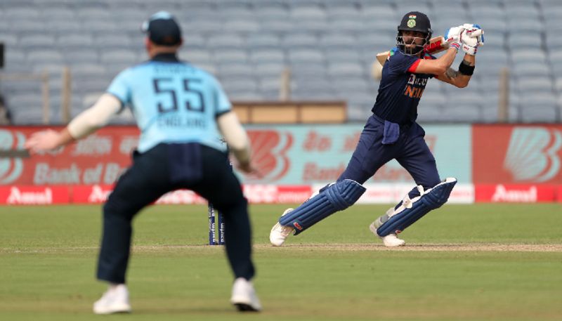 <p>টেস্ট, টি২০ থেকে ওয়ান ডে সিরিজ টস ভাগ্য একেবারেই নেই ভারত অধিনায়ক বিরাট কোহলির সঙ্গে। দ্বিতীয় একদিনের ম্যাচে টসে হেরে ব্যাটিং করছে বিরাটে দল।</p>