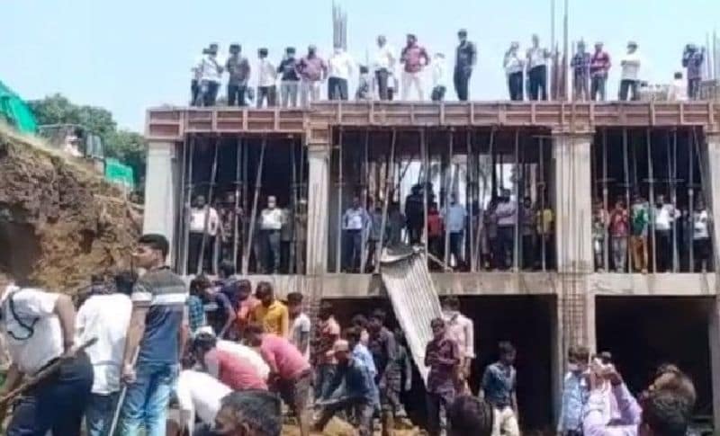 दरअसल, सूरत के मोटा वाराछा इलाके में केदार हाइट्स नाम की बिल्डिंग निर्माण का कार्य चल रहा था। जहां खुदाई के दौरान पार्किंग की दीवार धसने लगी और अचानक गिर गई। इस दौरान काम करने वाले मजदूर इसकी चपेट में आ गए। जिनमें से 4 के शव निकाल लिए गए हैं। अब भी अन्य 4 मजदूर दबे हुए हैं।

