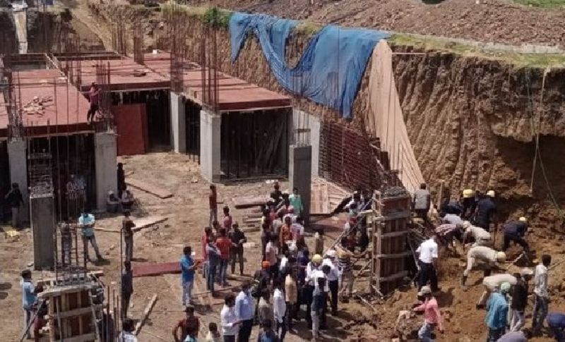 हादसे के बाद घटना पर मौजूद विपुल कंथारिया ने बताया कि जब दीवार गिरी तो मजदूर चीखते हुए बाहर की तरफ भागे। वहीं कुछ उसमें ही फंसकर रह गए। चीख पुकार सुनकर आसपास के लोगों की भीड़ जमा हो गई। मिट्टी का मलबा इतना ज्यादा था कि हम दबे लोगों को बाहर नहीं निकाल पाए। दम घटुने से उनकी मौत हो गई। इसके मैंने फायर टीम को फोनकर मामले की सूचना दी।
