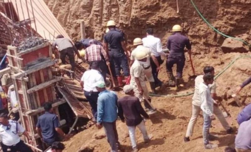 रेस्क्यू व फायर की टीमें बचाव कार्य में जुटे लोगों का कहना है कि कंस्ट्रक्शन साइट पर चिकनी गीली मिट्टी के कई ढेर हैं। बड़े बड़े टीले जमे हुए हैं। जिसके चलते दबे मजदूरों को खोजने में परेशानी आ रही है।