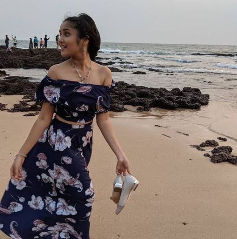 சாதாரணமாக குடும்பத்துடன் விசிட் அடிக்கும் இடங்களுக்கு கூட... அளவிற்கு அதிகமான மாடன் உடையில் தான் செல்கிறார் அனிகா.