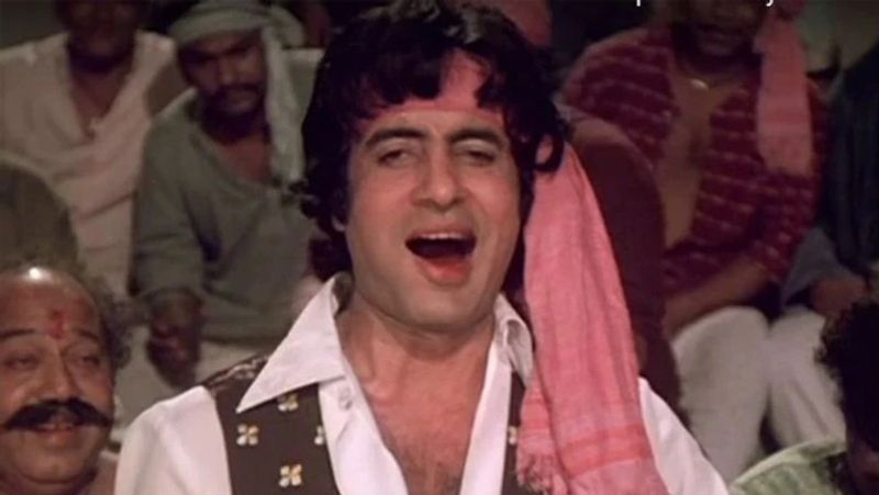 आपको बता दें कि बिग बी को इंडस्ट्री में 52 साल पूरे हो गए है। 1969 को अपने करियर की शुरुआत करने वाले अमिताभ ने इंडस्ट्री में अपनी अलग पहचान बनाई है। वे कभी इंजीनियर बनने या एयरफोर्स में जाने का सपना देखा करते थे लेकिन किस्मत में तो हिंदी सिनेमा के पर्दे पर पहचान बनानी लिखी थी। 