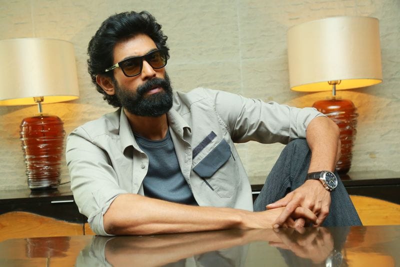 ఆ క్షణం చాలా భయం వేసింది. – ఏనుగులుకు దగ్గరయ్యే క్రమంలో ఏదైనా చెడు జరుగుతుందెమో నన్న భయంతో నేను ఒక జేబులో అరటిపండు. ఒకజేబులో బెల్లంముక్క ఉంచుకునేవాడిని. ఓ సారి జేబులో ఉన్న అరటి పండు కొద్దిగా బయటకు వచ్చింది. అది చూసి నా దగ్గర చాలా అరటిపండ్లు ఉన్నాయని హఠాత్తుగా అన్ని ఏనుగులు నా దగ్గరకు వచ్చాయి. ఆ క్షణంలో చాలా భయం వేసింది.