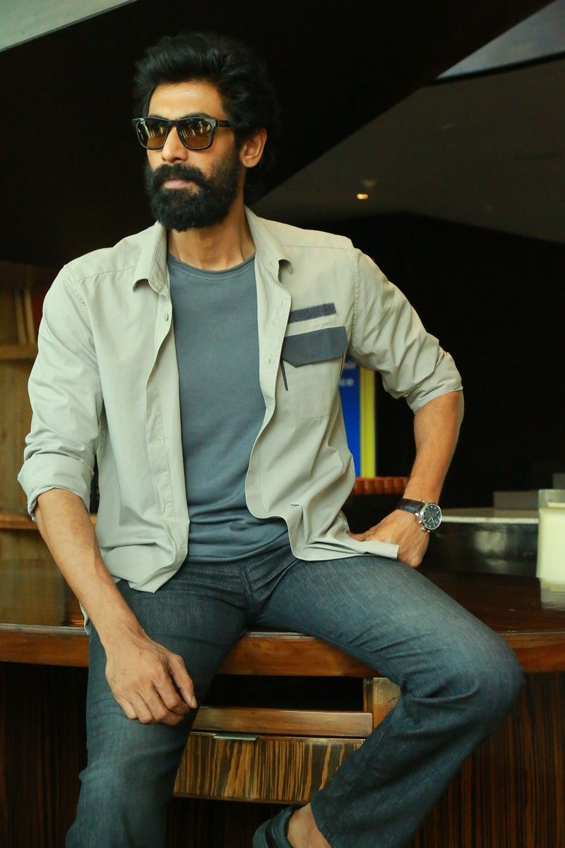 మ్యాన్, యానిమల్ కాన్ఫ్లిక్ట్ తో.. – ఈ సినిమా డైరెక్టర్ ప్రభు సాల్మాన్ తీసిన కుమ్కి కథలో ఏనుగు ఒక పార్టు మాత్రమే. ఆ తర్వాత కాలంలో ఏనుగులు, అడవుల గురించి బాగా పరిశోధన చేసిన ప్రభు అరణ్య కథను రెడీ చేశారు. ఈ కథ చెబుతున్నప్పుడే అడివి గురించి ఫస్ట్ టైమ్ నాకు అంత డీటైల్డ్గా అర్ధం అయ్యింది. ఒక మ్యాన్ యానిమల్ కాన్ఫ్లిక్ట్ తో సాగే చిత్రమిది. ఇలాంటి సినిమా చేయాలనిపించి అరణ్య కథను ఒప్పుకున్నాను.