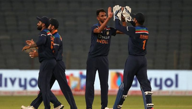 <p>প্রথম ভারতীয় বোলার হিসেবে ওয়ান ডে অভিষেকে সবেচেয়ে বেশি উইকেট নেওয়ার কৃতিত্ব অর্জন করেন কলকাতা নাইট রাইডার্সের বছর পঁচিশের ডানহাতি পেসার৷</p>