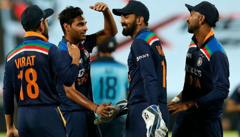 <p>বল হাতেও প্রথম ম্যাচে অনবদ্য পারফর্ম করেছেন ভারতীয় বোলাররা। প্রথম দিকে মাত্র ১৪ ওভারে ইংল্যান্ড ১৩৫ রানে পৌছে গেলেও, ভেঙে পড়েননি ভুবনেশ্বর কুমার, শার্দুল ঠাকুর, প্রসিদ্ধ কৃষ্ণা, ক্রুণাল পাণ্ডিয়ারা।<br />
</p>