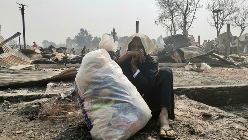 इन कैंपों में करीब 10 लाख शरणार्थी रहते हैं, इनमें से ज्यादातर वे हैं जो 2017 में म्यांमार से लौट कर आए। ये सभी कॉक्स बाजार और इसके आसपास के शिविरों में रहते हैं। संयुक्त राष्ट्र और कई मुस्लिम देश रहने-खाने में इनकी मदद करते हैं।