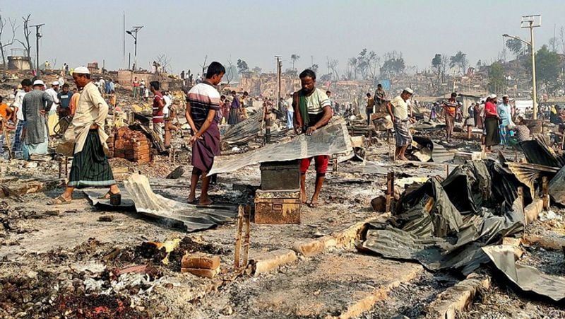 यह आग कॉक्स बाजार इलाके में बने बालूखाली शिविर में लगी थी, बाद में यह काफी बड़े इलाके में फैल गई। बताया जा रहा है कि इस आग से करीब 50 हजार लोग बेघर हो गए। आग लगने के बाद यहां रहने वाले लोगों में अफरा तफरी मच गई। वे जो कुछ लेकर भाग सकते थे, भागे। 