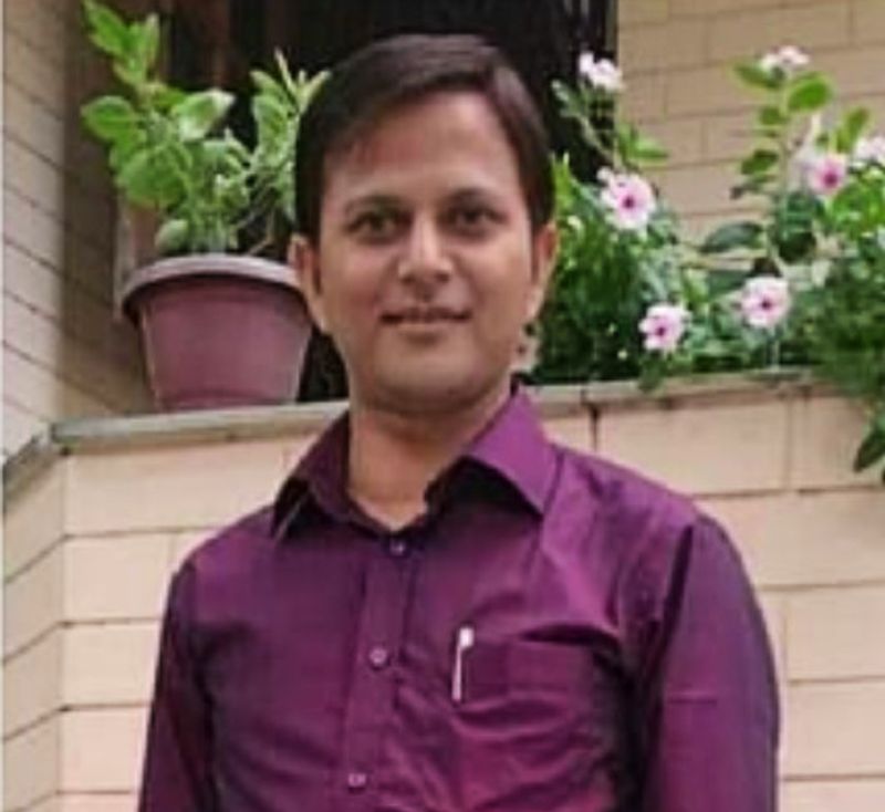 <p style="text-align: justify;"><strong>উন্নয়ন</strong></p>
<p style="text-align: justify;">১৯৯৮ সালে কাজের জন্য গুজরাতের জামনগরে গিয়ে বিজেপির উন্নয়ন দেখে মুগ্ধ হয়ে গিয়েছিলেন ভগবানগোলার প্রার্থী বিজেপি প্রার্থী মেহবুব আলম। এবার, মুর্শিদাবাদে ফিরে এসে, বিজেপির হাত ধরে তিনি সেই কর্মসংস্থান এবং অর্থনৈতিক সমৃদ্ধির স্বপ্নই দেখছেন।</p>