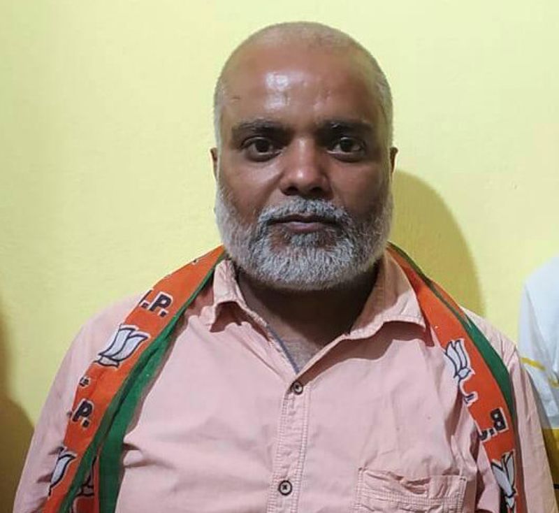 <p style="text-align: justify;"><strong>হিংসা বিরোধী</strong></p>
<p style="text-align: justify;">গোলাপোখোরের প্রার্থী গোলাম সারওয়ার সরাসরি লড়ছেন তাঁর দাদা তথা তৃণমূল সরকারের মন্ত্রী গোলাম রব্বানীর বিরুদ্ধে। পারিবারিক দ্বন্দ্ব ছড়িয়ে পড়েছে রাজনৈতিক অঙ্গনে। ২০১৮ সালের পঞ্চায়েত নির্বাচনের দাদার নির্দেশেই তাঁকে জেলে পাঠানো হয়েছিল বলে তাঁর অভিযোগ। আর তার জবাব দিতেই রাজনীতিতে এসেছেন তিনি। তাঁর মতে বাংলাতেও মব লিঞ্চিং অর্থাৎ গণপিটুনিতে মৃত্যুর ঘটনা ঘটে, তবে সেই ঘটনা সম্পর্কে বাইরের কেউ জানতেও পারে না। </p>