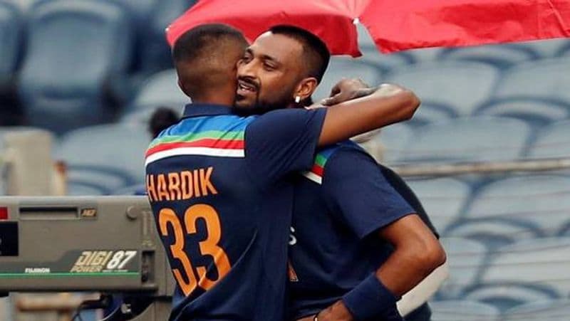 <p>আর একদিনের ক্রিকেটে অভিষেকে অসাধারণ ইনিংস খেলে ড্রেসিংরুমে ফেরার পথেই ভাই হার্দিককে জড়িয়ে কান্নায় ভেঙে পড়তে দেখা যায় ক্রুণালকে। যেই ভিডিও ইতিমদধ্যে ভাইরাল নেট দুনিয়ায়।<br />
</p>