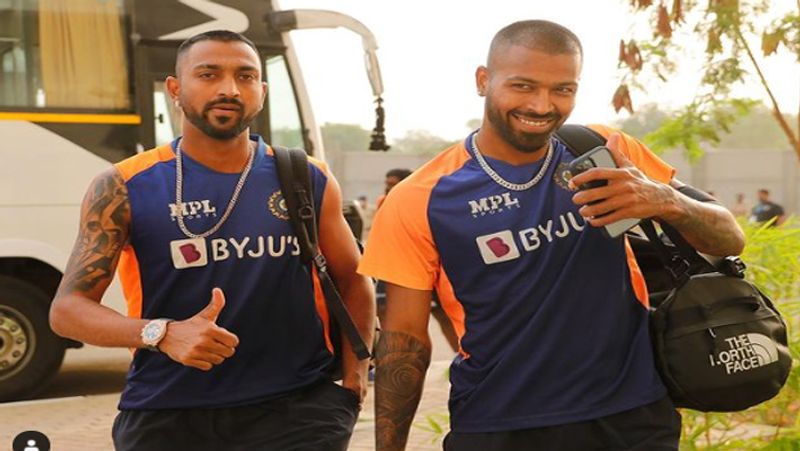 <p>একইসঙ্গে আজ ২৪ মার্চ ক্রুণাল পান্ডিয়ার জন্মদিন। ফলে স্পেশাল দিনের এক দিন আগে অনন্য নজির গড়ে নিজেকেই নিজেকে উপহার দিলেন ক্রুণাল। খুশি পান্ডিয়া পরিবারও। আগামি দিনেও সাফল্য ধরে রাখাই লক্ষ্য ক্রুণালের।<br />
</p>