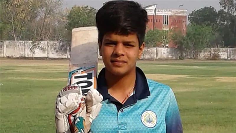 शेफाली के पिता ने बताया था कि 'कोई भी मेरी बेटी को एकेडमी में एडमिशन नहीं देना चाहता था, क्योंकि रोहतक में लड़कियों के लिए एक भी एकेडमी नहीं थी। मैंने उनसे भीख मांगी कि उसे एडमिशन दे दें, लेकिन किसी ने नहीं सुनी। तब मैंने अपनी बेटी के बाल कटवा कर उसका एडमिशन एक लड़के की तरह कराया।'