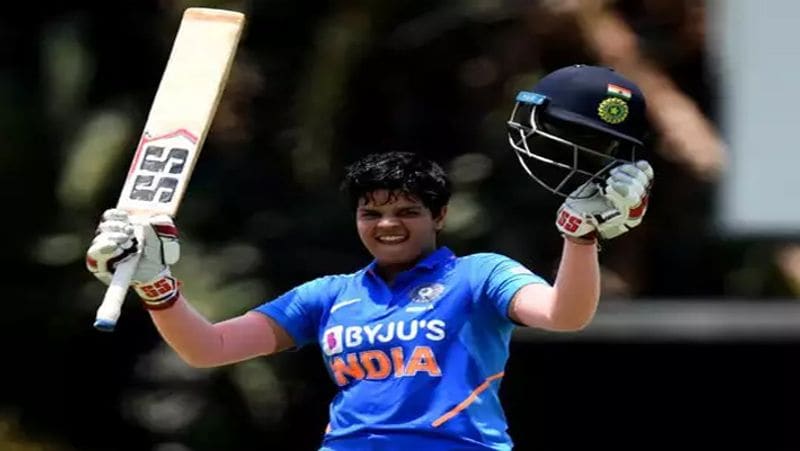 मंगलवार को आइसीसी की ताजा महिला टी20 रैंकिंग (ICC Women's T20I Rankings) में भी शेफाली वर्मा ने पहला स्थान हासिल किया। शेफाली ने 750 अंक हासिल करते हुए ऑस्ट्रेलिया की बेथ मूनी को पीछे छोड़ दिया है।