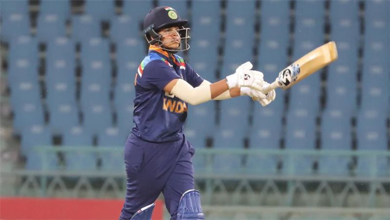 मंगलवार को लखनऊ में स्मृति मंदना (Smriti Mandhana) की कप्तानी वाली टीम ने टी20 सीरीज के आखिरी मैच में साउथ अफ्रीका को 9 विकेट से हराया। इस मैच में शेफाली वर्मा ने सिर्फ 30 गेंदों में 60 रनों की धुआंधार पारी खेल डाली। अपनी इस पारी में से 58 रन तो शेफाली ने सिर्फ 12 गेंदों में ही बना डाले। इसके साथ ही उन्होंने 7 चौके और 5 छक्के लगाए। 