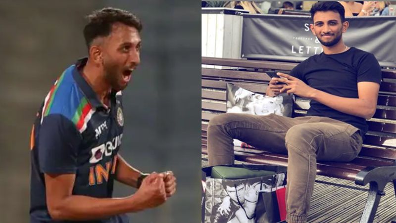 अपने पहले मैच में उन्होंने 8.1 ओवर में 54 रन देकर 4 विकेट अपने नाम किए। इसके साथ ही वह पहले भारतीय गेंदबाज बन गए, जिसने वनडे डेब्यू मैच में ही 4 विकेट लिए है। उनसे पहले 16 गेंदबाज अपने डेब्यू मैच में 3 विकेट हासिल कर चुके थे। जिनमें भगवत चंद्रशेखर, दिलीप जोशी और हार्दिक पंड्या जैसे खिलाड़ी भी शामिल हैं, लेकिन प्रसिद्ध ने इन सबसे आगे निकलकर 4 विकेट अपने नाम किए।