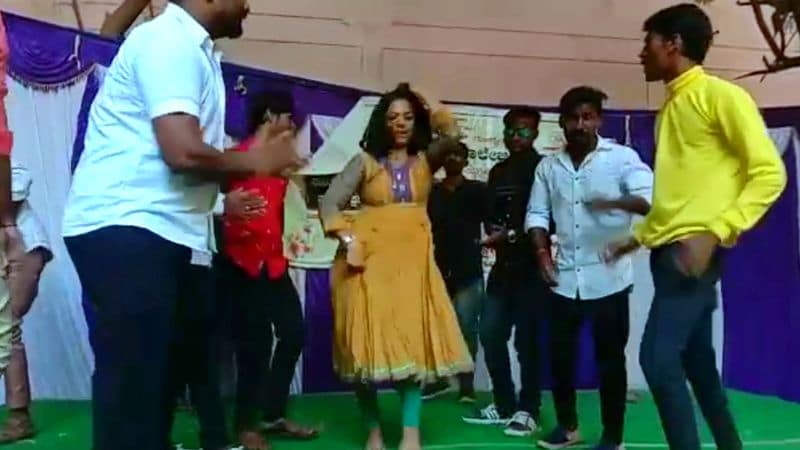 <p>ಈ ಕಾರ್ಯಕ್ರಮದಲ್ಲಿ ಬಸಂತಿ ಹಾಡಿಗೆ ವಿದ್ಯಾರ್ಥಿಗಳೊಂದಿಗೆ ಹೆಜ್ಜೆ ಹಾಕಿದ ದೈಹಿಕ ಶಿಕ್ಷಣ ಶಿಕ್ಷಕಿ ಶೋಭಾ</p>