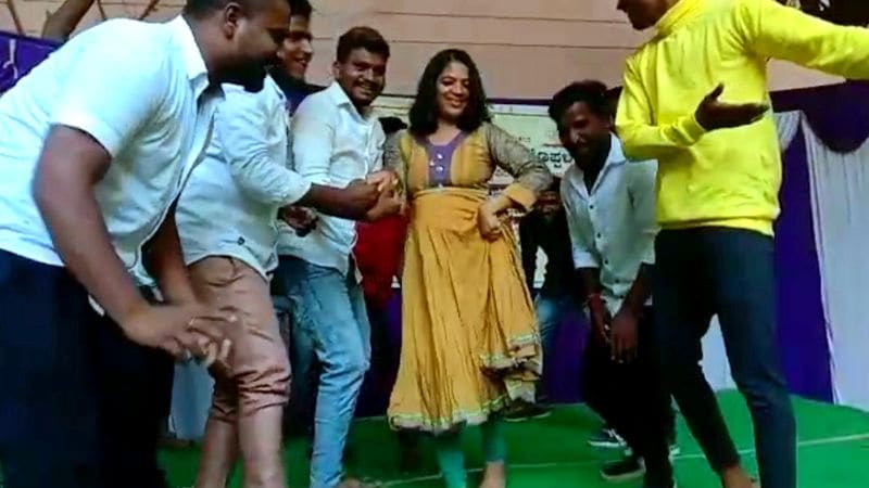 <p>ಸದ್ಯ ಈ ವಿಡಿಯೋ ಸೋಶಿಯಲ್ ಮೀಡಿಯಾದಲ್ಲಿ ಸಖತ್ ವೈರಲ್</p>