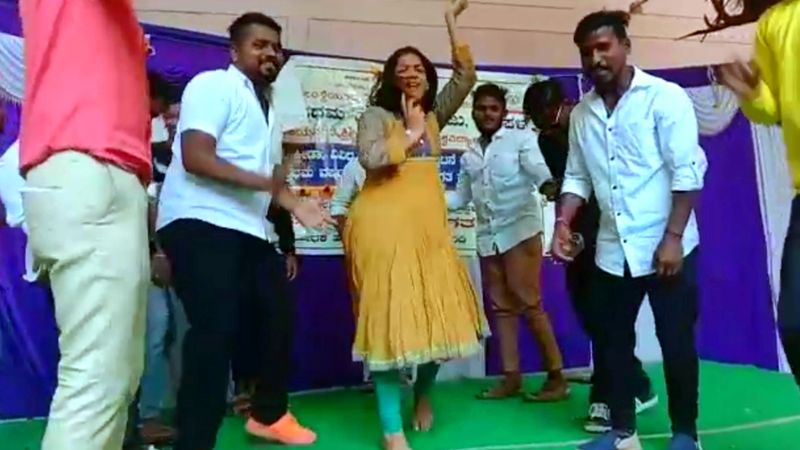 <p>ಇದೂ ಕೂಡ ಸುಖದೇವ್, ರಾಜಗುರು ಹಾಗೂ ಭಗತ್ಸಿಂಗ್ ಅವರ ಬಲಿದಾನದ ದಿನವೇ ಶಿಕ್ಷಕಿಯೊಬ್ಬರು ಈ ರೀತಿಯಾಗಿ ವಿದ್ಯಾರ್ಥಿಗಳೊಂದಿಗೆ ಹೆಜ್ಜೆಗೆ ಹಾಕಿದ ಬಗ್ಗೆ ಪರ- ವಿರೋಧ ಚರ್ಚೆ </p>