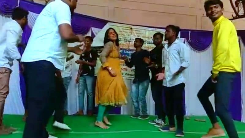 <p>ಶಿಕ್ಷಕಿಯ ನೃತ್ಯದಿಂದ ವಿದ್ಯಾರ್ಥಿಗಳಿಗೆ ಏನು ಸಂದೇಶ ನೀಡಿದಂತಾಗುತ್ತದೆ ಎನ್ನುವ ಕುರಿತು ಸಾರ್ವಜನಿಕ ವಲಯದಲ್ಲಿ ಭಾರೀ ಆಕ್ರೋಶ</p>