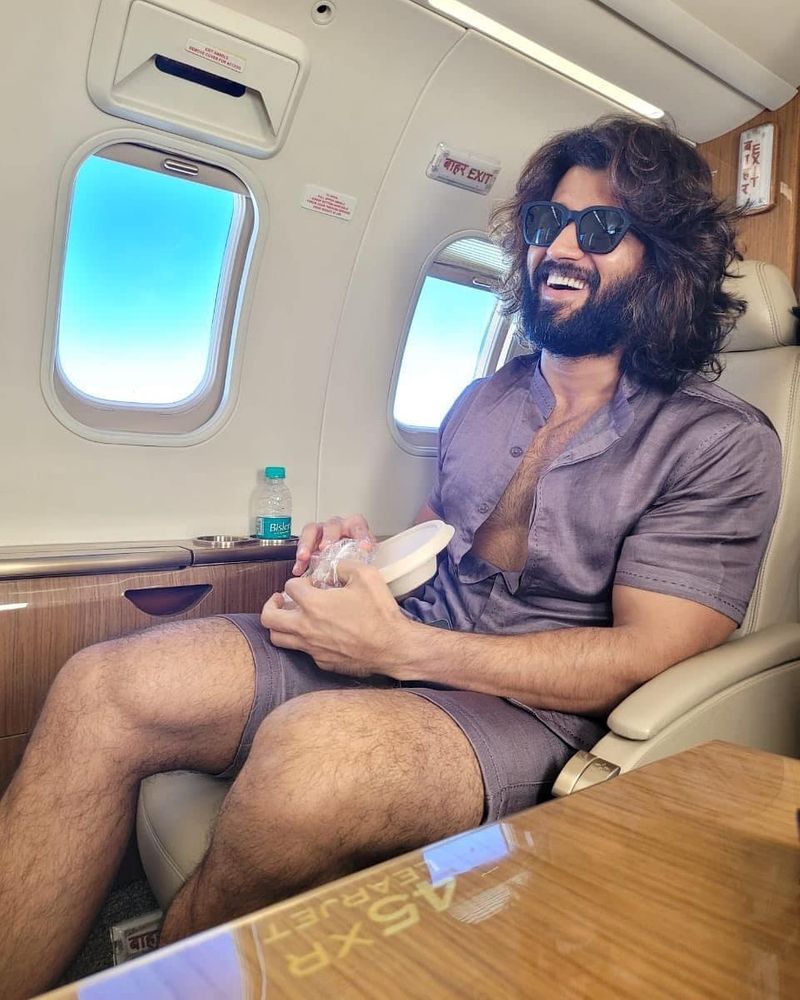 విజయ్ దేవరకొండ, పూరీ జగన్నాథ్ కాంబినేషన్లో `లైగర్` సినిమా రూపొందుతుంది. తెలుగు, హిందీలో పాన్ ఇండియా చిత్రంగా తెరకెక్కుతున్న విషయం తెలిసిందే. దీనికి కరణ్ జోహార్ సమర్పకులు.