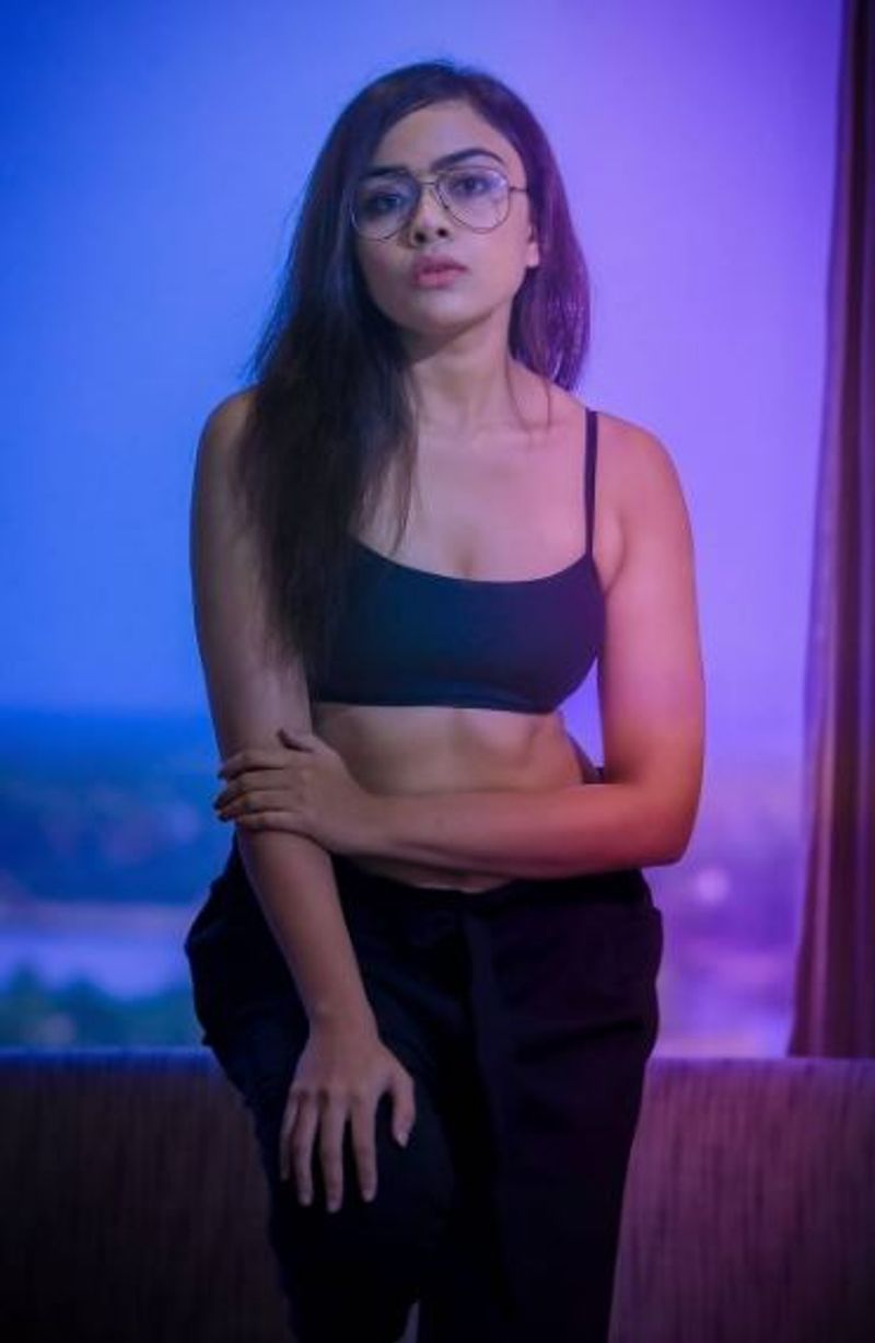 இந்த நிகழ்ச்சியின் மூலம் ஆர்யா அதிக அளவில் விமர்சனங்களுக்கும் ஆளானார்.