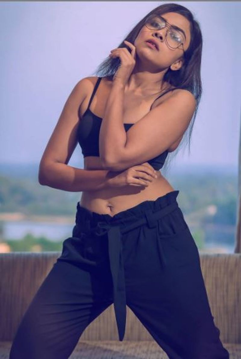 தற்போது சீதா லட்சுமி உள்ளாடையோடு விதவிதமாக கொடுத்துள்ள போட்டோ ஷூட் வைரலாக பார்க்கப்பட்டு வருகிறது.