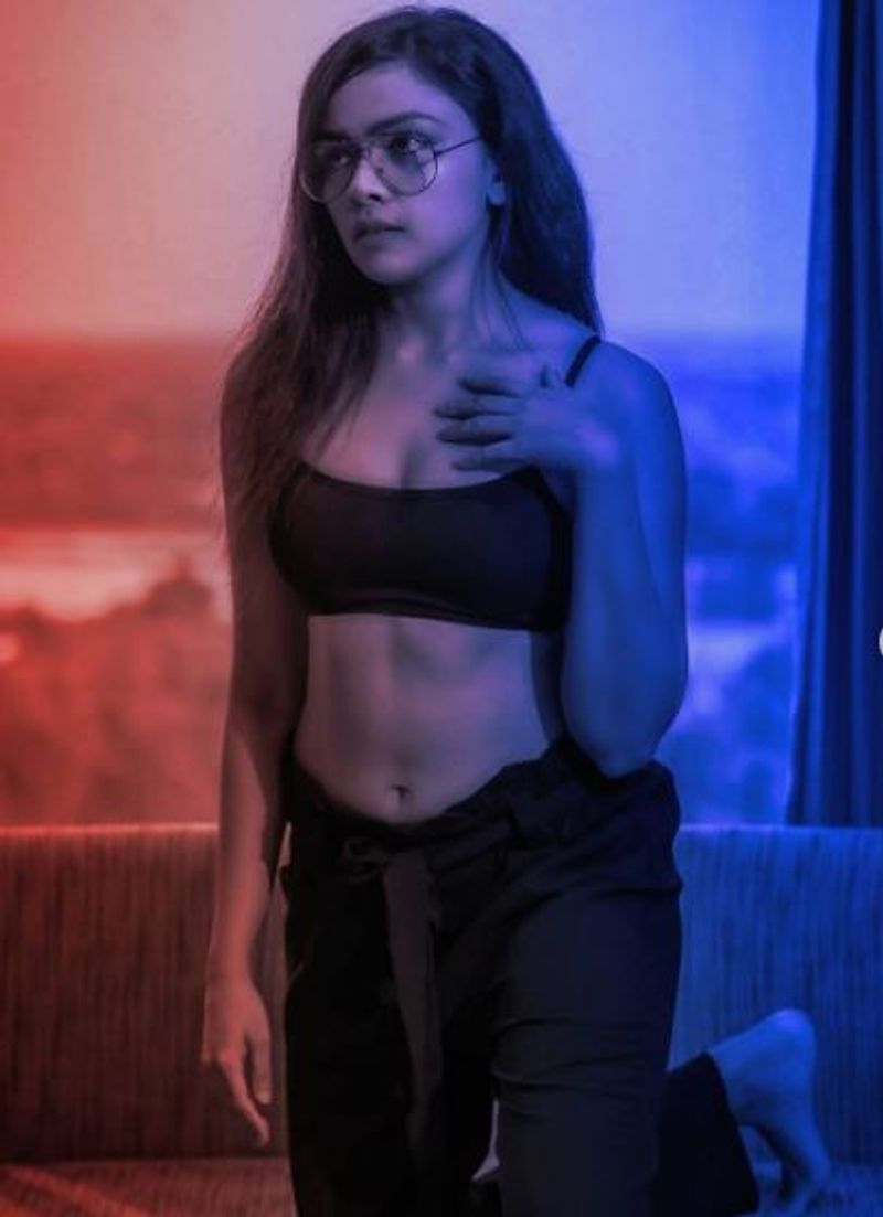 பார்த்தாலே பற்றி எரியும் கவர்ச்சி 