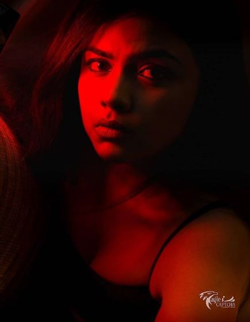 லைட் வெளிச்சத்தில் மிளிரும் தேவதை 