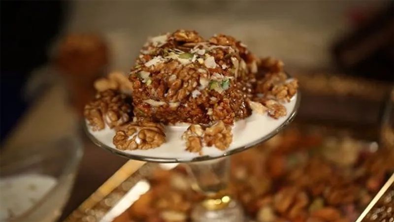 तैयार है बजार में 1200 से 1500 रुपये किलो में मिलने वाली अखरोट की बर्फी। होली पर इसे बनाकर आप सभी को खुश कर दीजिए।