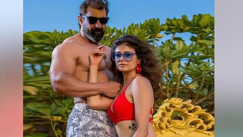 लेकिन, उनकी पत्नी को जब इस बारे में पता चला तो उन्होंने शादी की परमिशन दे दी और बच्चों की चिंता ना करने की नसीहत भी दी। इसके बाद दोनों ने शादी कर ली। मालूम हो कि नवाब पूजा से पांच साल बड़े हैं।
