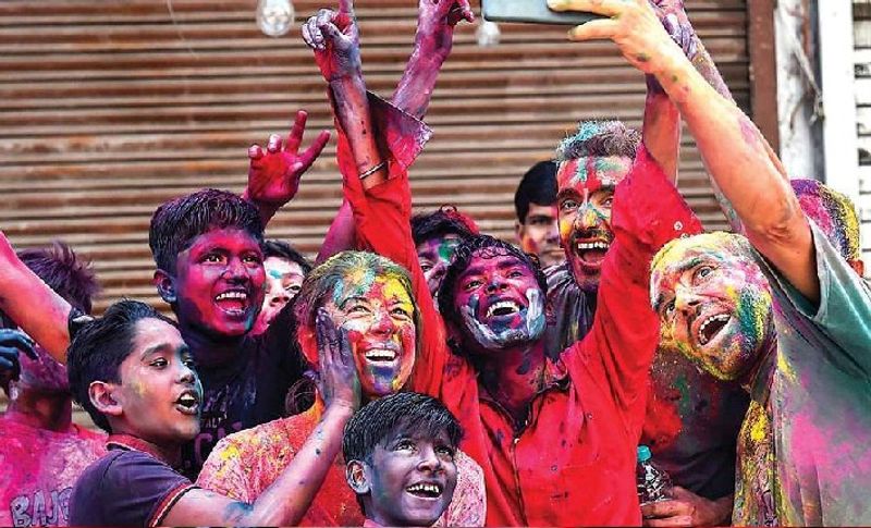 <p>দিঘাঃ বন্ধুদের সঙ্গে হুল্লোর পাশাপাশি বিচ পার্টি, দুইয়ের স্বাদ নিতে পৌঁচ্ছে যান দিঘা। </p>