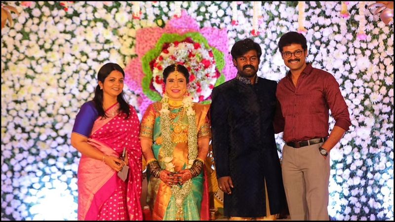 திரைத்துறையில் நடிகராக சாதித்துவிட்ட ஆர்.கே.சுரேஷ், கடந்த ஆண்டு... லாக் டவுன் சமயத்தில் மாதவி என்கிற பெண்ணை ரகசியமாக திருமணம் செய்து கொண்டதாக கூறப்பட்டது. பின்னர் கொரோனா பாதுகாப்பு கருதி, யாருக்கும் அழைப்பு விடுக்க முடியவில்லை என்றும், திருமணத்தில் குடும்பத்தினர் மட்டுமே கலந்து கொண்டதாக தெரிவித்தார்.