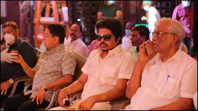 இந்நிலையில் இவரது மனைவி மாதவி, கர்ப்பமாக இருக்கும் நிலையில்... தடபுடலாக சீமந்தத்தை செய்து அழகு பார்த்துள்ளார்.