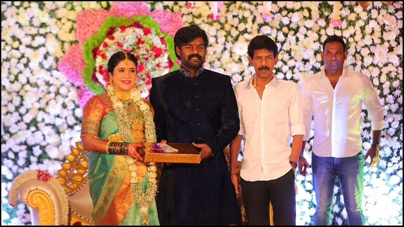 இயக்குனர் பாலா, அன்பு பரிசை கொடுத்து வாழ்த்தியபோது எடுத்து கொண்ட புகைப்படம்.