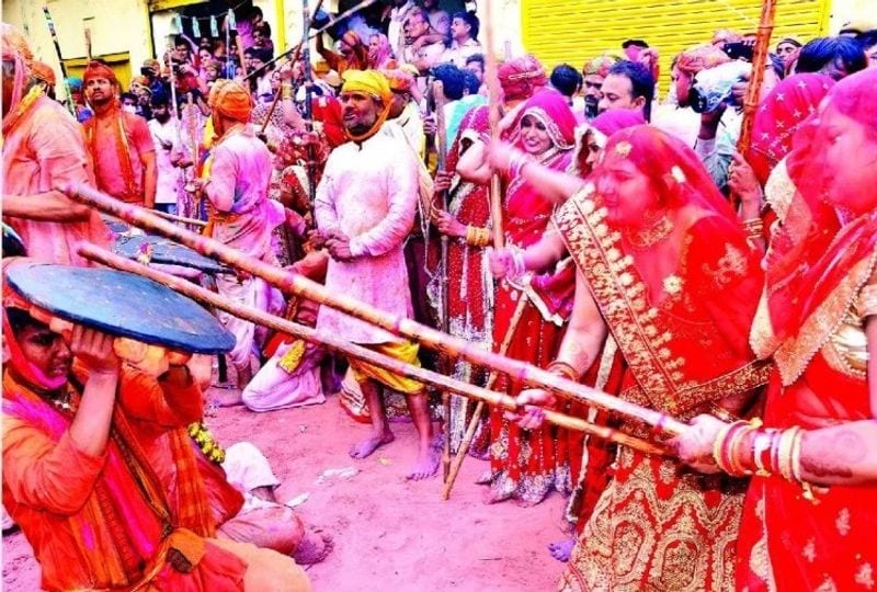 बताते चले कि हर बार की तरह इस बार भी होली खेलने के लिए दूर-दूर से लोग बरसाना और नंदगांव आ रहे हैं। परंपरा के अनुसार, आयोजन से एक दिन पहले दोनों ही गांवों के लोग होली खेलने का निमंत्रण देने के लिए एक-दूसरे के गांवों में जाते हैं।
(फाइल फोटो)
