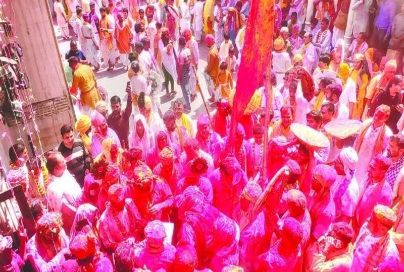 ''फाग आमंत्रण महोत्सव में स्थानीय गोस्वामी समाज के सदस्य और राधारानी की सखियां होली गीतों पर लोकनृत्य करते हैं। इसके बाद सखियों को आदर के साथ विदा किया जाता है।
(फाइल फोटो)
