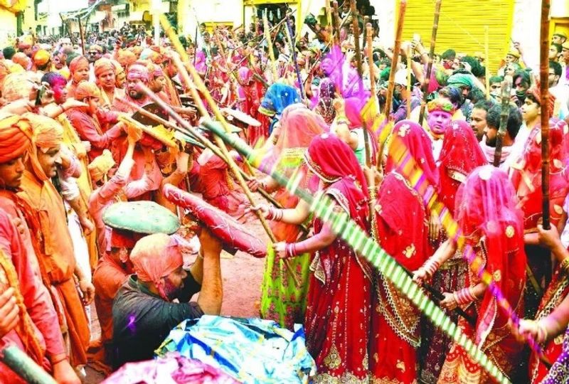 ''फाग आमंत्रण महोत्सव में स्थानीय गोस्वामी समाज के सदस्य और राधारानी की सखियां होली गीतों पर लोकनृत्य करते हैं। इसके बाद सखियों को आदर के साथ विदा किया जाता है।
(फाइल फोटो)
