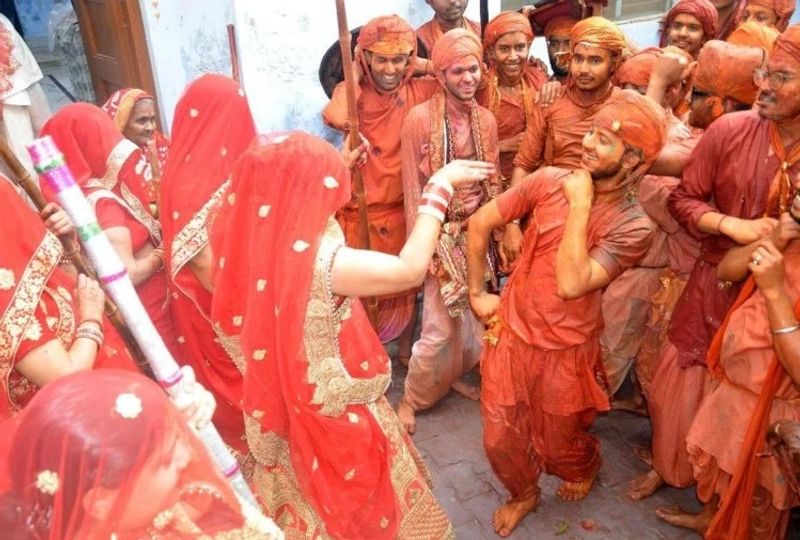 बरसाना स्थित राधारानी के महल से उनकी सखियां गुलाल लेकर कान्हा के गांव नन्दगांव जाती हैं। वहां, होली खेलने का निमंत्रण देती हैं। तब नन्दभवन में राधारानी की सखियों के साथ धूमधाम से फाग आमंत्रण महोत्सव मनाया जाता है।
(फाइल फोटो)