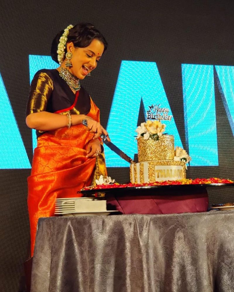 కంగనా రనౌత్ మంగళవారంతో 34ఏళ్లు పూర్తి చేసుకుంది. ఈ సందర్భంగా ఆమె నటించిన `తలైవి` చిత్ర ట్రైలర్ని విడుదల చేశారు. ఇందులో కంగనా `తలైవి` పాత్రలో ఒదిగిన తీరుకి ప్రశంసలు దక్కుతున్నాయి.