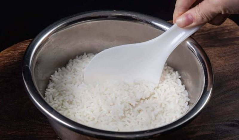 बेहतरीन मार्केट स्टाइल चावल बनाने के लिए सबसे पहले 1 गिलास चावल को बाउल में निकालें।