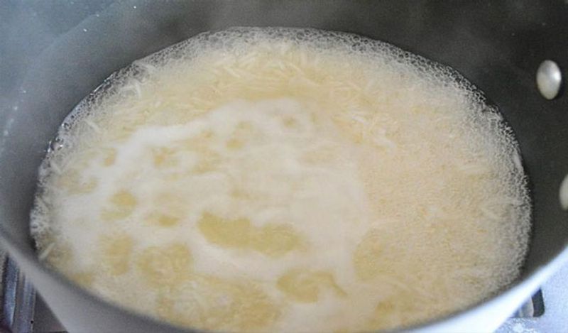 अब आता है सबसे महत्वपूर्ण स्टेप। अब इस खौलते पानी में नींबू का रस मिला दें। इसके साथ ही मिलाएं एक चम्मच घी। 