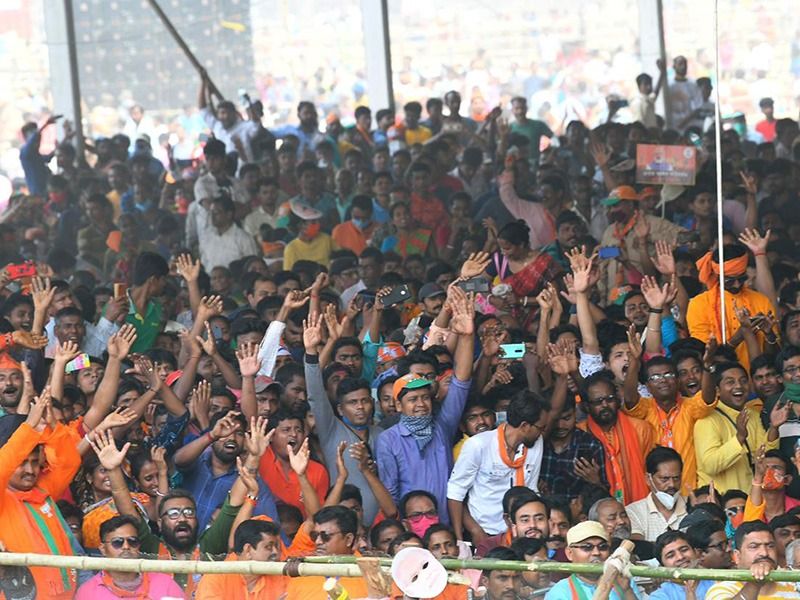 <p>'আপনারা মমতা বন্দ্য়োপাধ্য়ায়কে দশবছর কাজ করার সুযোগ দিয়েছেন, যদি কাজের হিসাব চাওয়া হয়, তখন রেগে গালাগালি করছে। দিদি হিংসা বোম বন্দুকের ধামাকা দেখাচ্ছে । বাংলাকে বোম বন্দুক ও হিংসা থেকে মুক্তি দিতে হবে, বাংলার শান্তি দরকার ,আর এই কাজ একমাত্র বিজেপি করতে পারবে।' এমনকি কটাক্ষের সুরে মমতা বন্দ্য়োপাধ্য়ায়কে ডাকেন মোদী। 'দিদি ও দিদি' বলে ডাকতেই আর তাতেই উচ্ছসিত হয়ে ওঠে সভায় আগত বিজেপি কর্মী সমর্থকরা। </p>