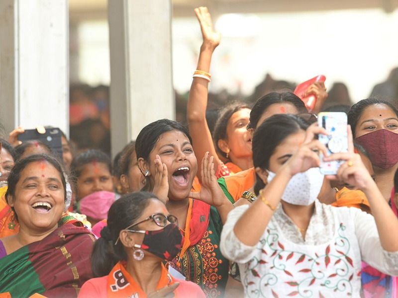 <p><br />
'নারী শক্তিকে এগিয়ে চলাই বিজেপির লক্ষ্য'-মেদিনীপুরের মাটিতে বিপ্লবীদের শ্রদ্ধা জানিয়ে এদিন বক্তব্য শুরু মোদীর। এদিন তিনি শুরুতেই বিপ্লবী-শহীদ বীরদের সম্মান জানালেন। মেদিনীপুরের মাটিকে শ্রদ্ধা জানিয়ে উল্লেখ করলেন মাতঙ্গিনী হাজরার কথাও। </p>