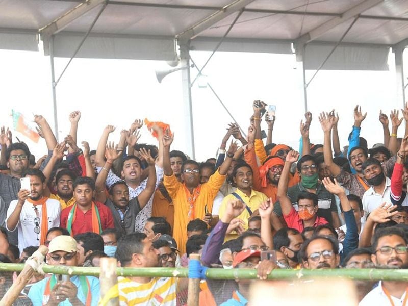 <p>মোদী বলেছেন, 'দীঘার সমুদ্রের মাছ চাষিদের তোলাবাজির হাত থেকে মুক্ত করার সময় এসে গিয়েছে। দিদি নন্দীগ্রামে এসে নন্দীগ্রামের মানুষকে বদনাম করছে। এই নন্দীগ্রামের লোকই দিদিকে হারাবে। আমাদের স্বপ্ন ,আমাদের সংকল্প সোনার বাংলা। এর জন্যই বার বার বিজেপি সরকার। '</p>