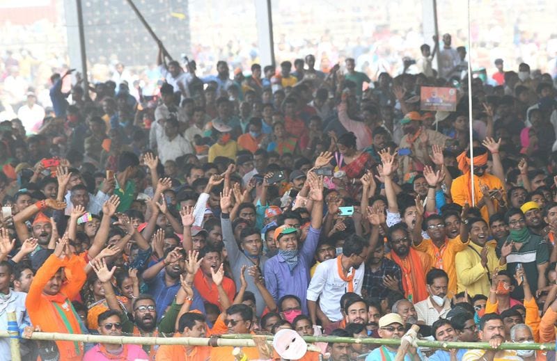 पीएम मोदी की रैलियों को लेकर बंगाल की जनता में विशेष उत्साह नजर आ रही है। पीएम की रैलियों में बड़ी संख्या में लोग आ रहे हैं। इसी महीने की शुरुआत में पीएम मोदी की कोलकाता में जनसभा हुई थी। भाजपा का दावा था कि इसमें 10 लाख लोग शामिल हुए।
